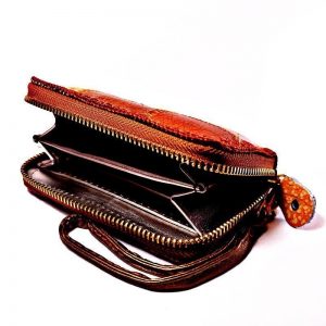 Alternative view of Cartera de señora de piel con cuadros bordados