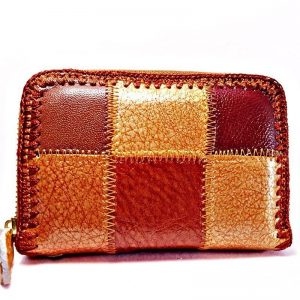 Cartera de señora de piel con cuadros bordados