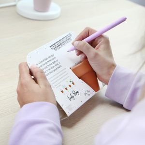 Alternative view of Tarjeta de regalo para plantar con macetita "UN MILLÓN DE FELICIDADES" | Lovely Story